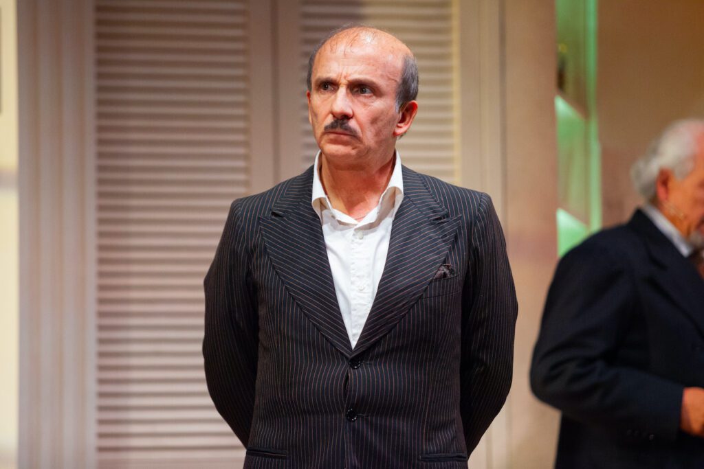 “L’erba del vicino è sempre più verde!” Carlo Buccirosso torna sul palco del Teatro Augusteo di Napoli