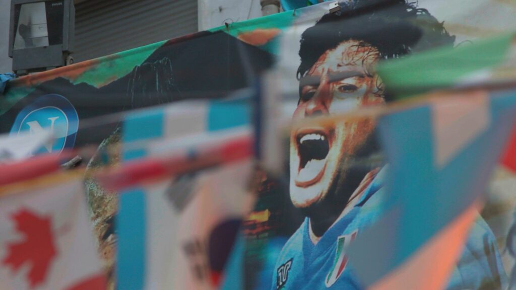 “Daniel Pennac: Ho visto Maradona!”, lo scrittore indaga l’impatto emotivo del calciatore su Sky Arte