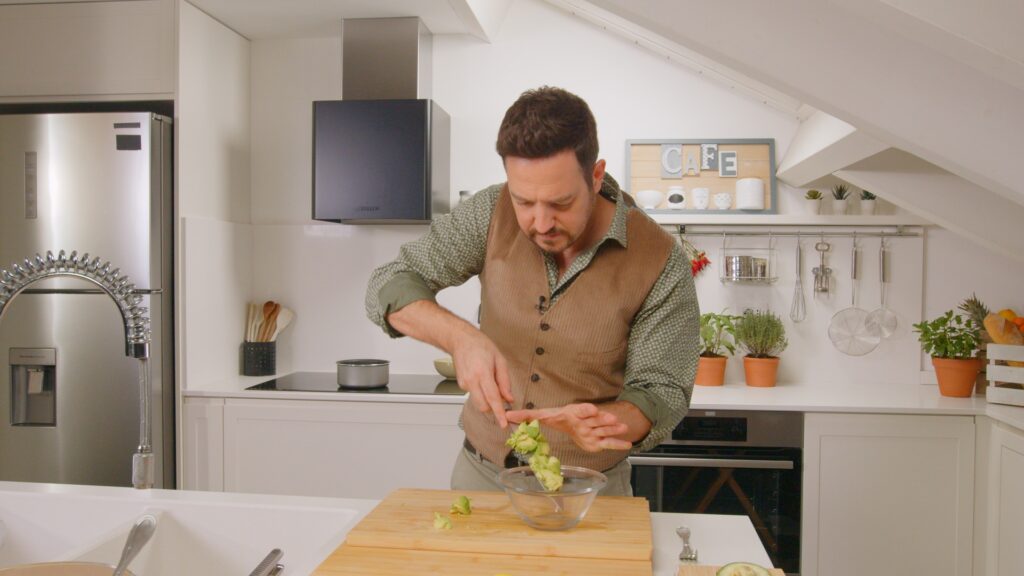 “A casa cucina papà”, l’attore Vittorio Vaccaro torna con nuove ricette casalinghe su Food Network